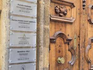 entree-cabinet-hypnose-aix-en-provence-plaque-professionnelle Plaque professionnelle du cabinet d’hypnose à Aix-en-Provence – Perrine Marie-Saint Germain