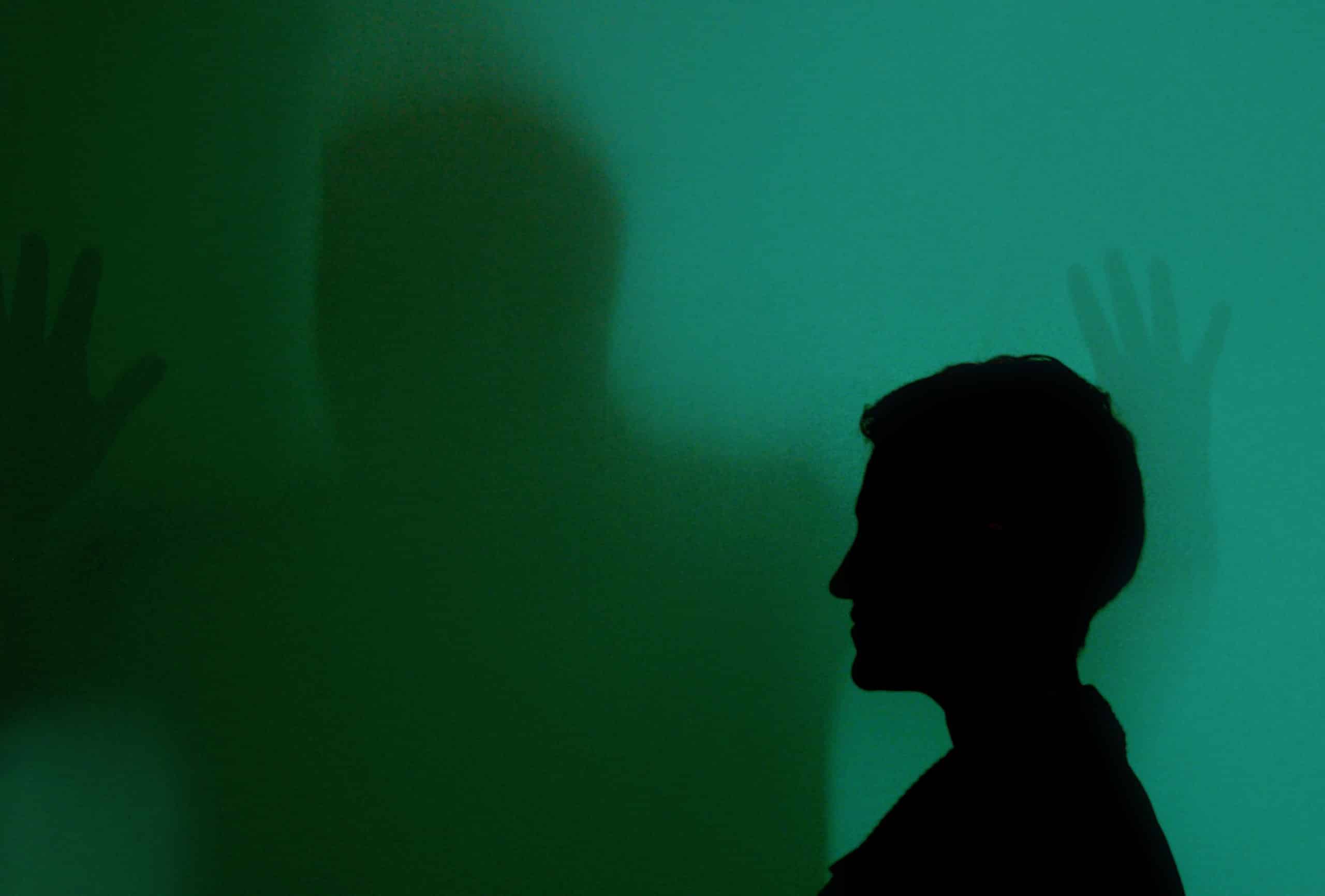 Silhouette évoquant les phobies et peurs incontrôlables accompagnées par hypnose à Aix-en-Provence