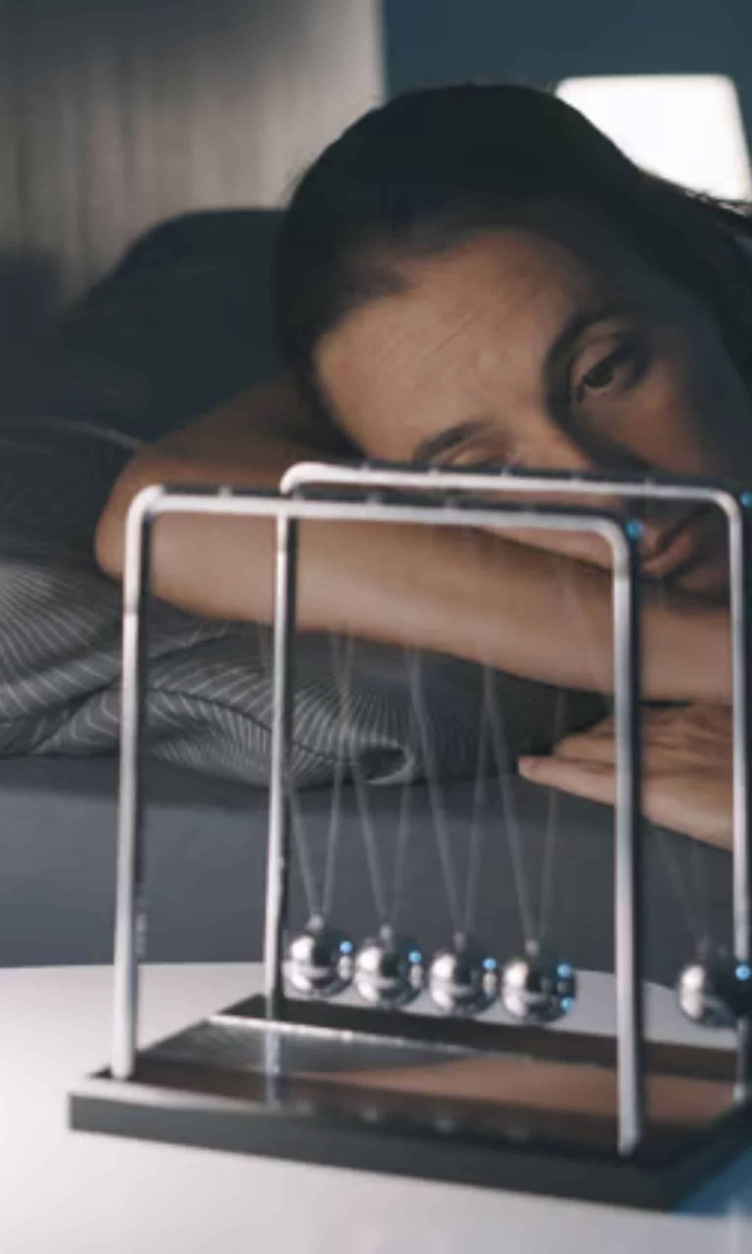Fatigue mentale et troubles du sommeil : le pendule symbolise la recherche d’équilibre à Aix