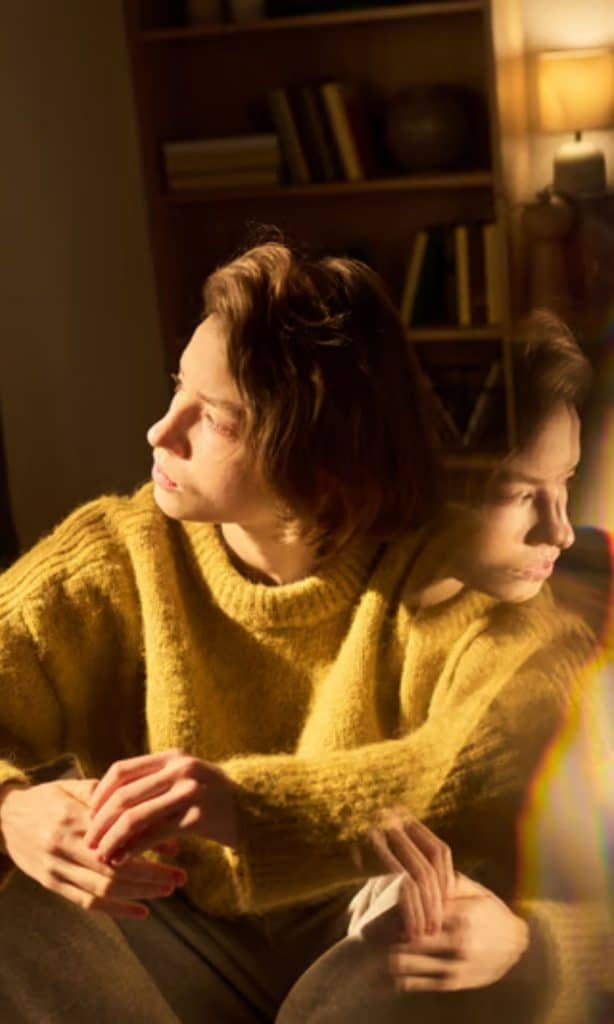 Hypnose anxieté Aix-en-Provence : femme introspective, l’hypnose aide à apaiser l’anxiété en profondeur
