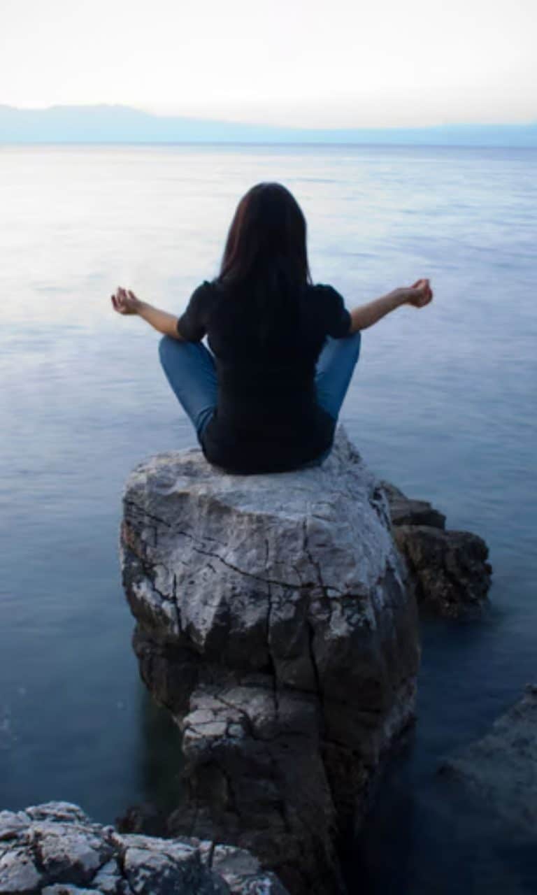 Femme en méditation retrouvant calme et sérénité grâce à l’hypnose contre le stress et l’anxiété à Aix