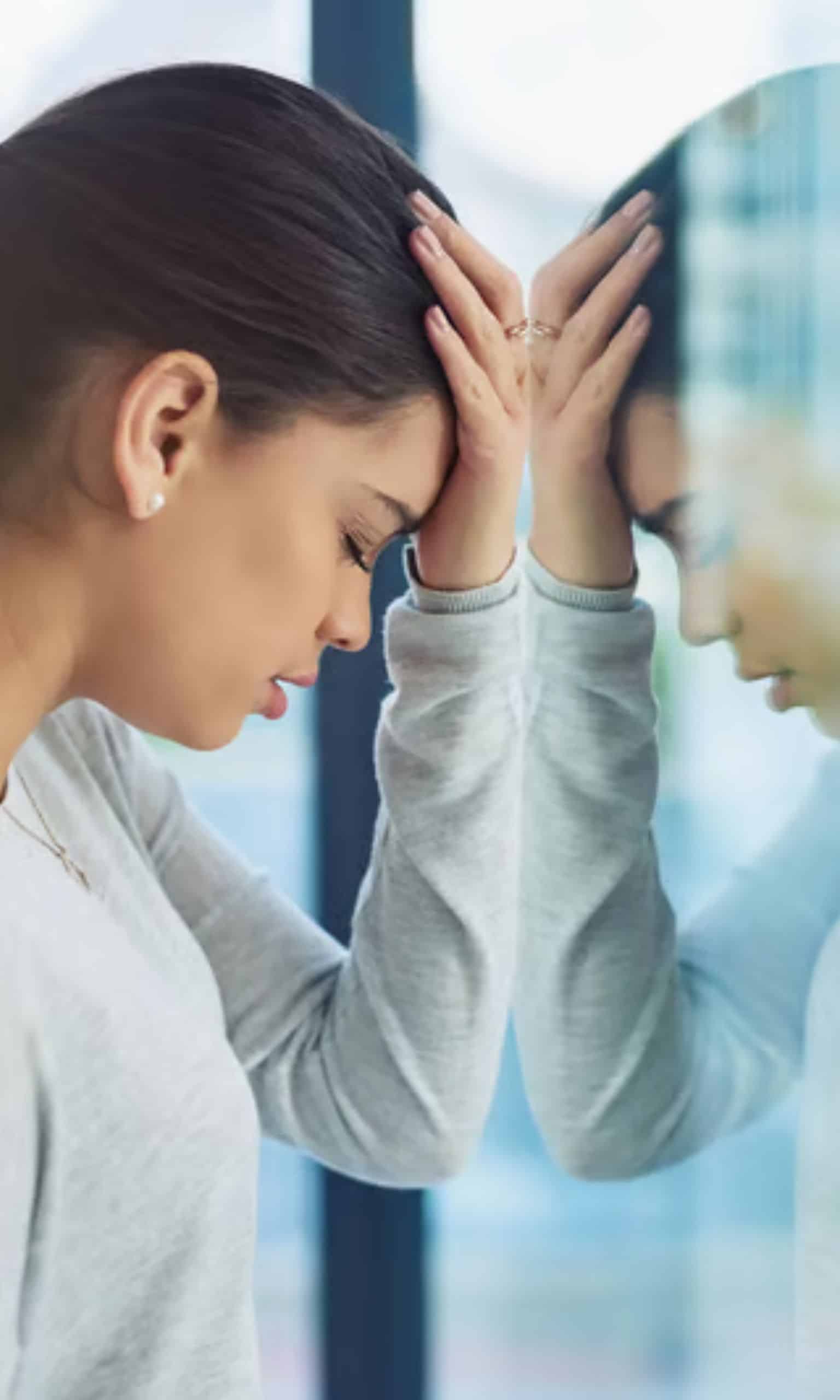 Femme stressée et anxieuse à Aix-en-Provence pouvant être aidée par l’hypnose thérapeutique