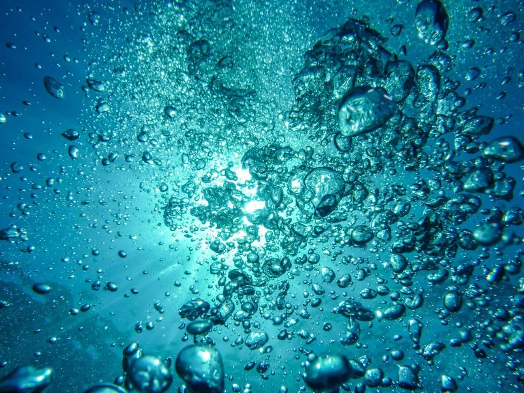 Bulle d'air sous l'eau symbolisant l'EMDR pour soulager l'anxiété et les phobies à Aix-en-Provence