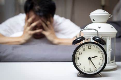 Homme fatigué souffrant d'insomnie et de troubles du sommeil, hypnose à Aix-en-Provence