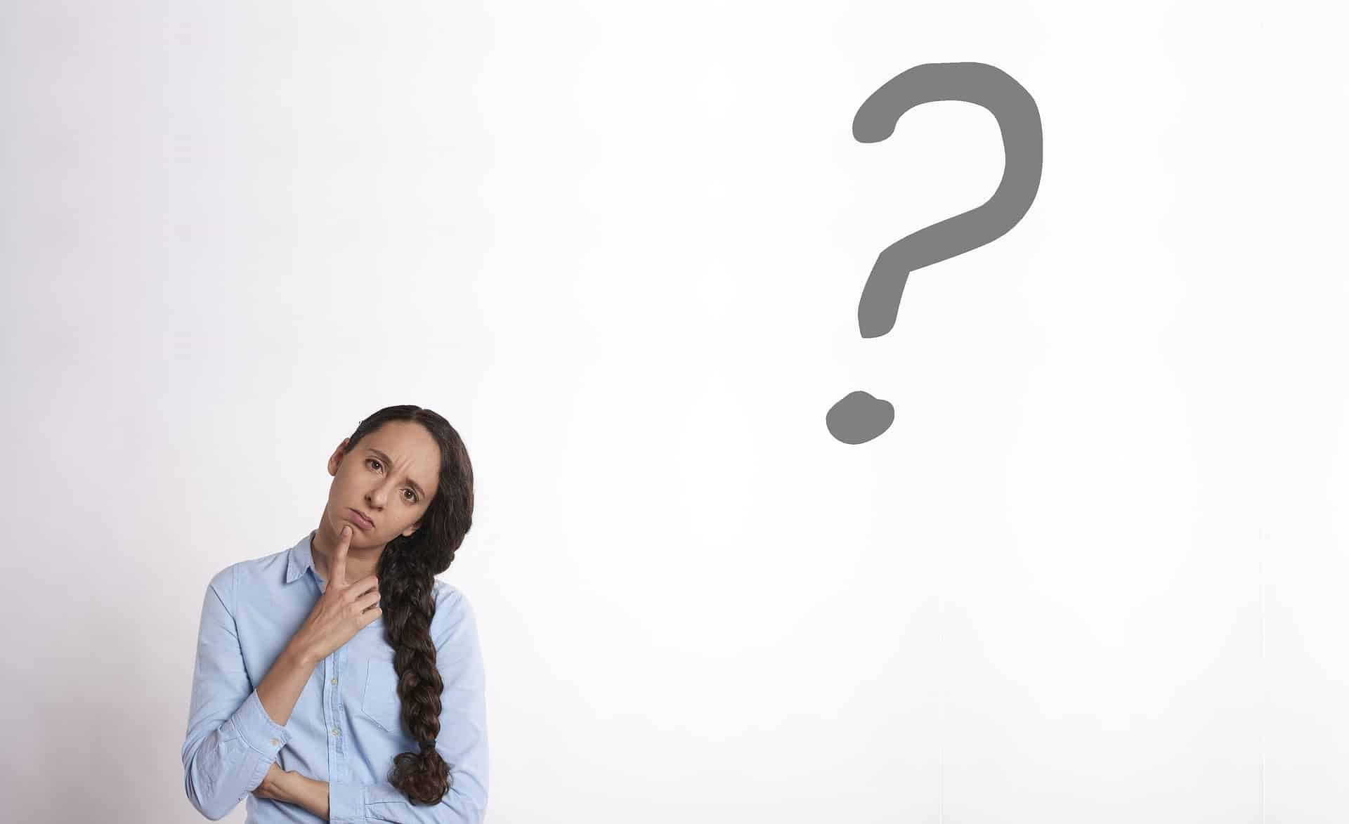 Femme se posant des questions sur l'hypnose thérapeutique à Aix-en-Provence