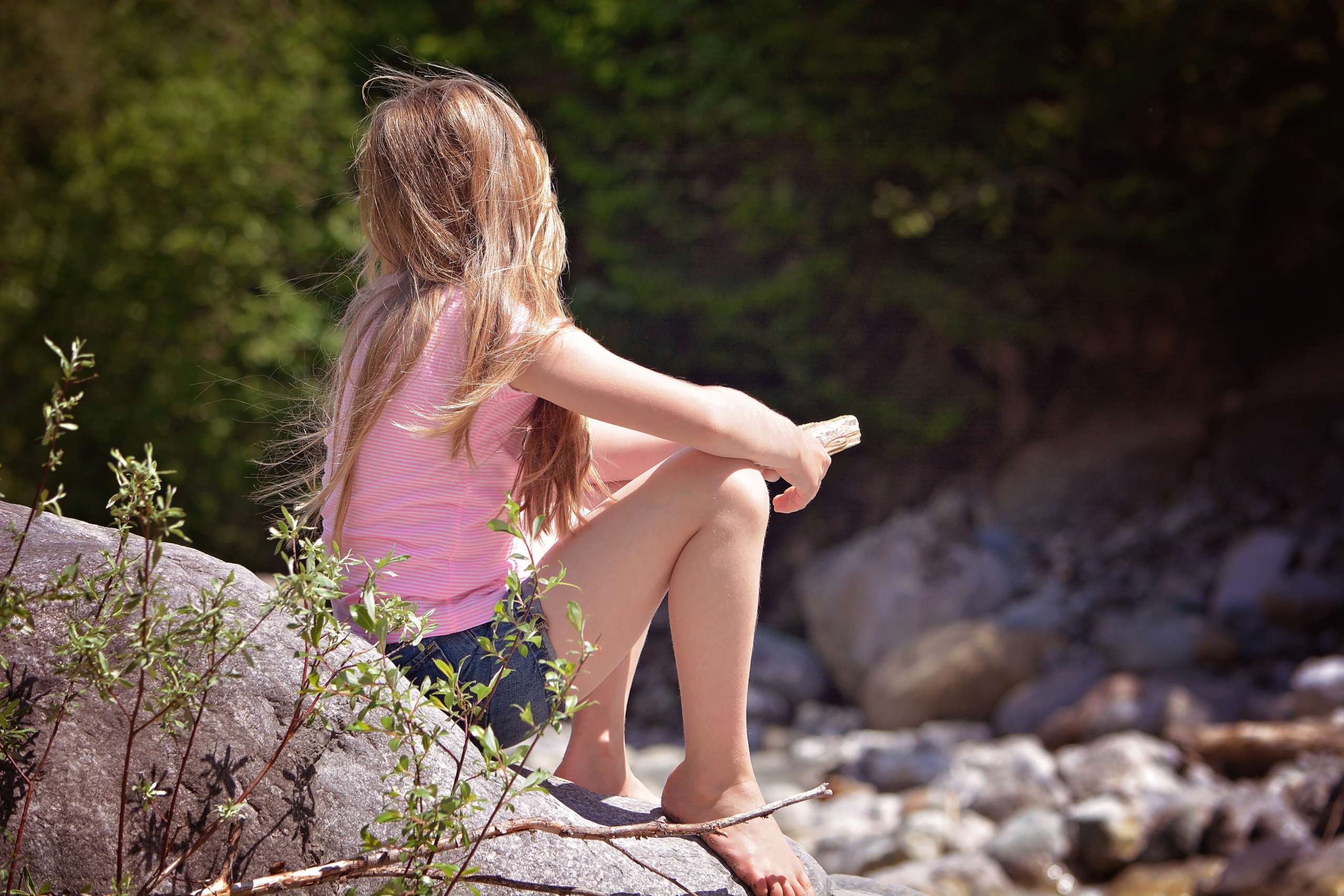 chemin-ressources-interieures-hypnose-aix-en-provenc Personne observant la nature, symbolisant l’introspection et le chemin intérieur en hypnose thérapeutique à Aix-en-Provence