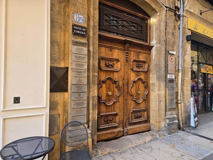 Entrée du cabinet pour un contact en hypnose à Aix-en-Provence, situé cours Mirabeau