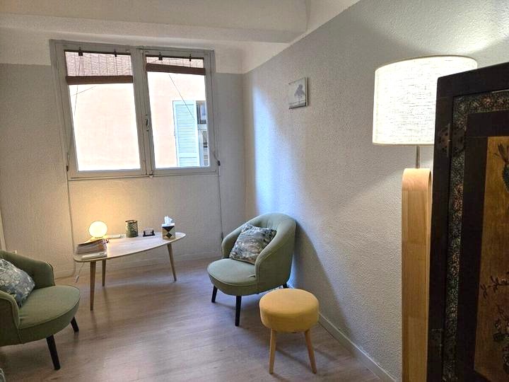 Cabinet d’hypnose à Aix-en-Provence où Perrine Marie-Saint Germain reçoit ses patients dans un espace calme et confidentiel